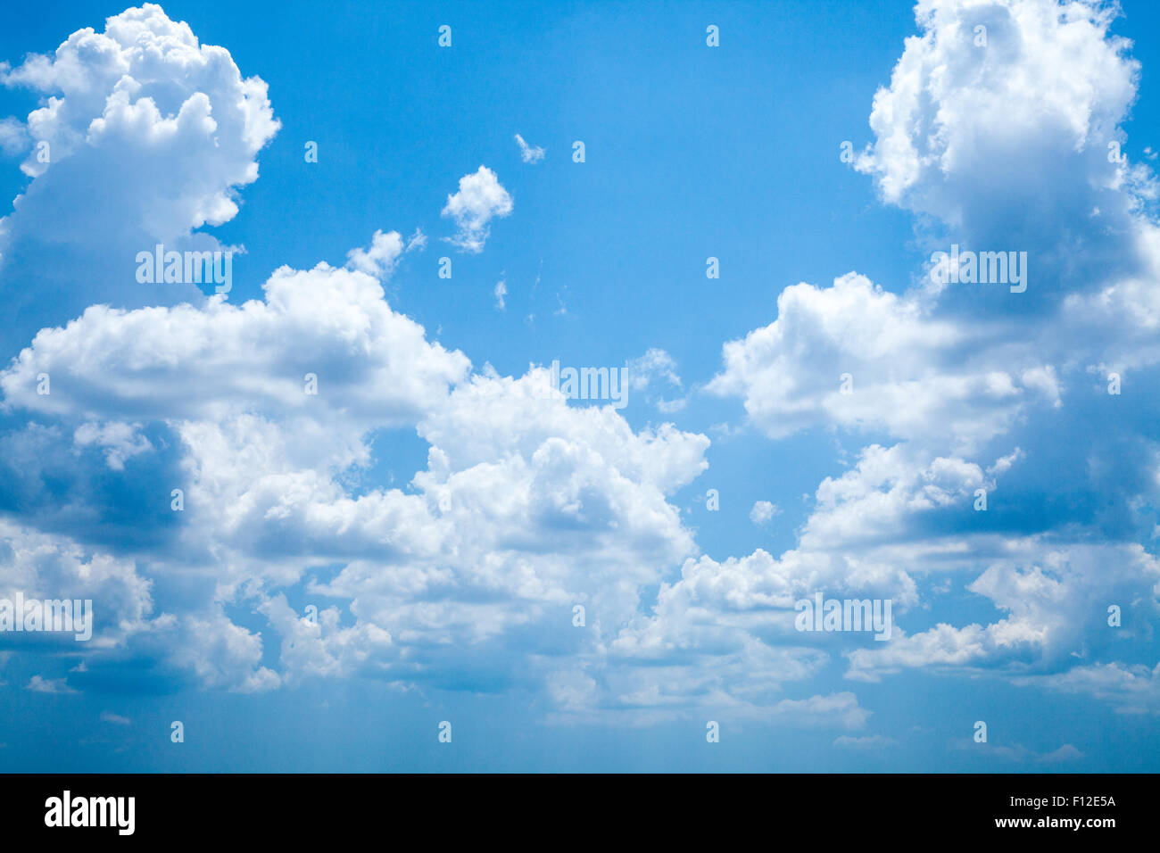 Cielo azul y las nubes blancas de fondo textura patrón Skyscape cielos nublados Foto de stock