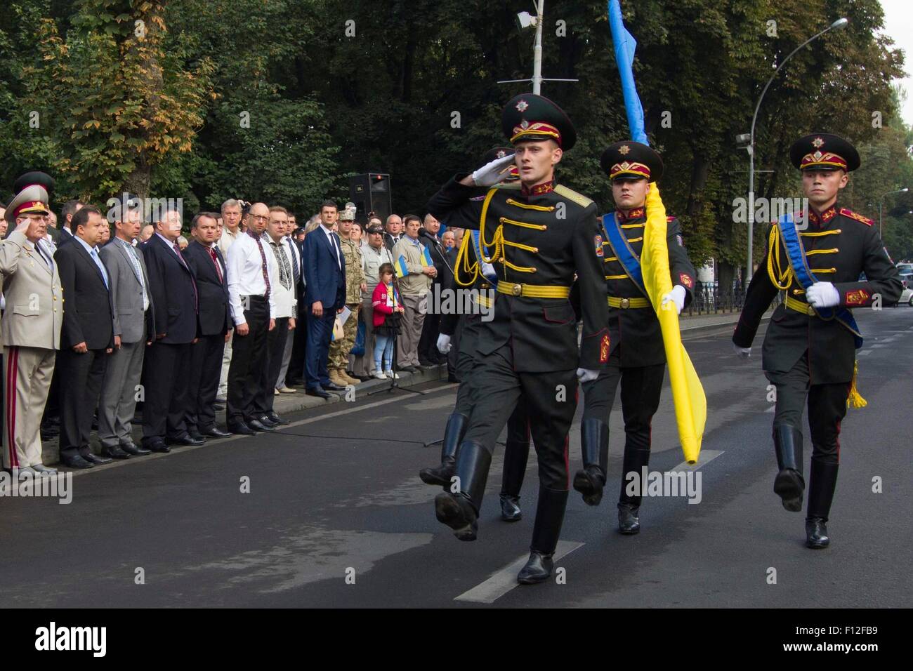 Los cadetes del Ejército de Ucrania con la Guardia de Honor de la Academia llevar la bandera ucraniana pasado el primer ministro de Ucrania y de otros invitados distinguidos durante las ceremonias del Día de la Independencia, 24 de agosto de 2015 en Lviv, Ucrania. Foto de stock