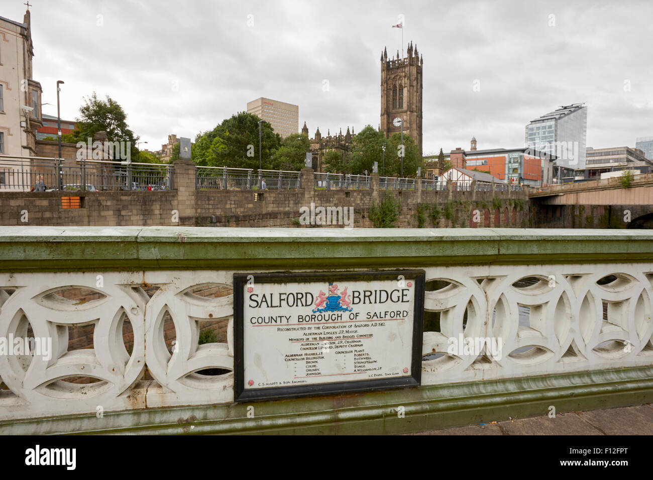 Salford palatine bridge y la cresta de la ciudad británica de Manchester Foto de stock