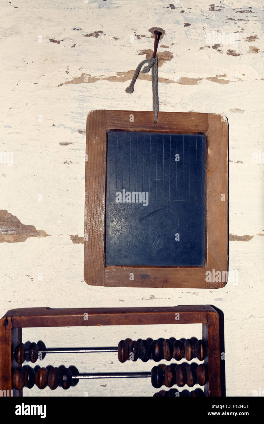 Mini pizarra colgada en la pared de madera antigua sobre Abacus, antiguo  concepto de vuelta a la escuela Fotografía de stock - Alamy