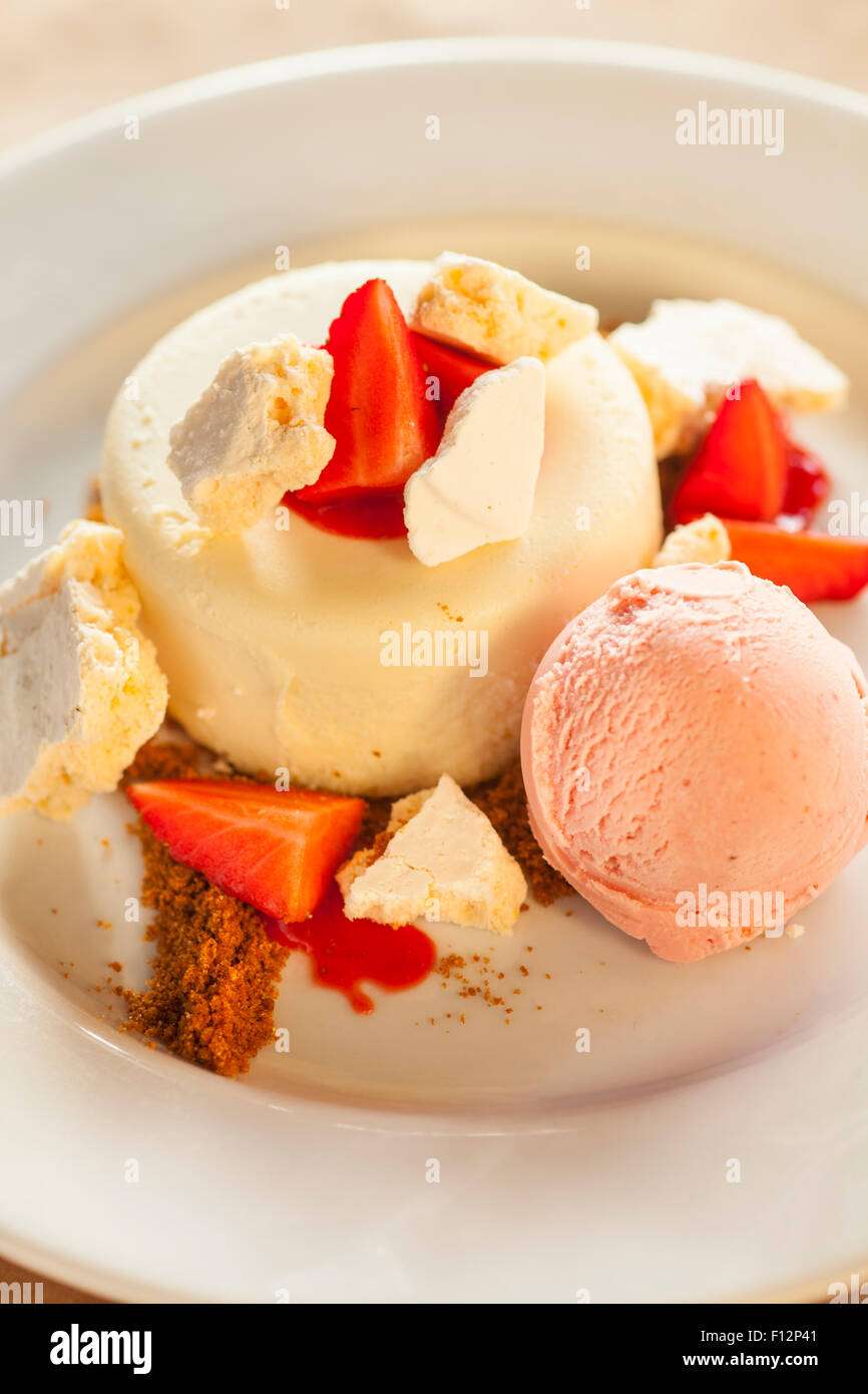 Tarta de queso mascarpone con merengue de cítricos y helado de fresa, el  restaurante Ember, Arroyo Grande, California Fotografía de stock - Alamy