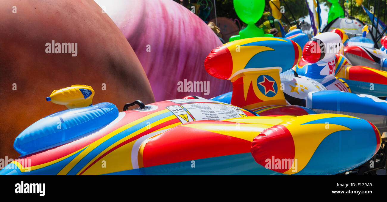 Nave colorida juguetes para la venta en el solsticio de verano desfile, tema de ciencia ficción, en Santa Bárbara, California Foto de stock