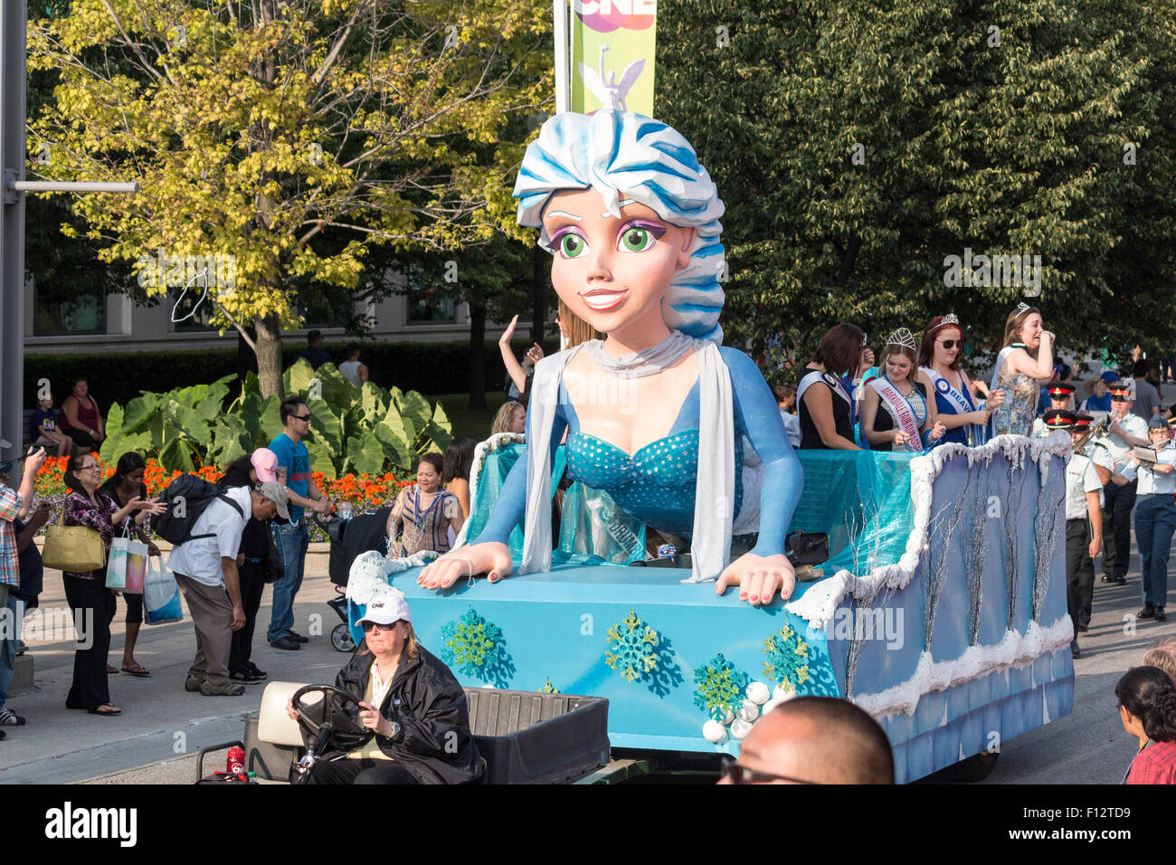 Elsa de congelado flotan en el desfile de Mardi Gras en la Canadian National Exhibition, en Toronto, Ontario, Canadá Foto de stock