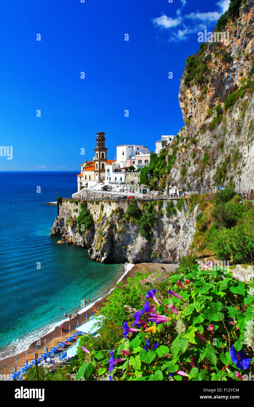 Atrani pintoresco pueblo en la costa de Amalfi de Italia Foto de stock