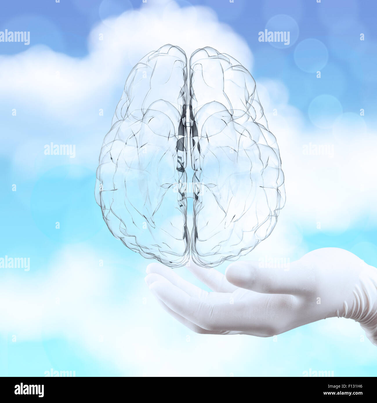 Médico mano mostrando cristal 3d cerebro humano sobre la naturaleza como concepto de fondo Foto de stock