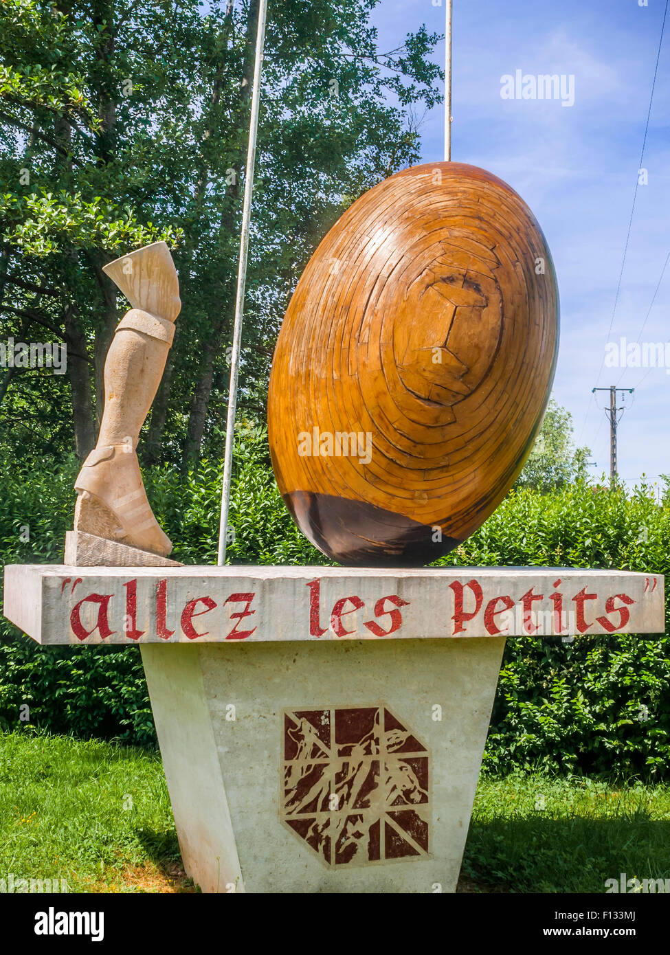 Pelota de rugby de madera gigante en nuits-sur-Armançon, Yonne, Francia  Fotografía de stock - Alamy