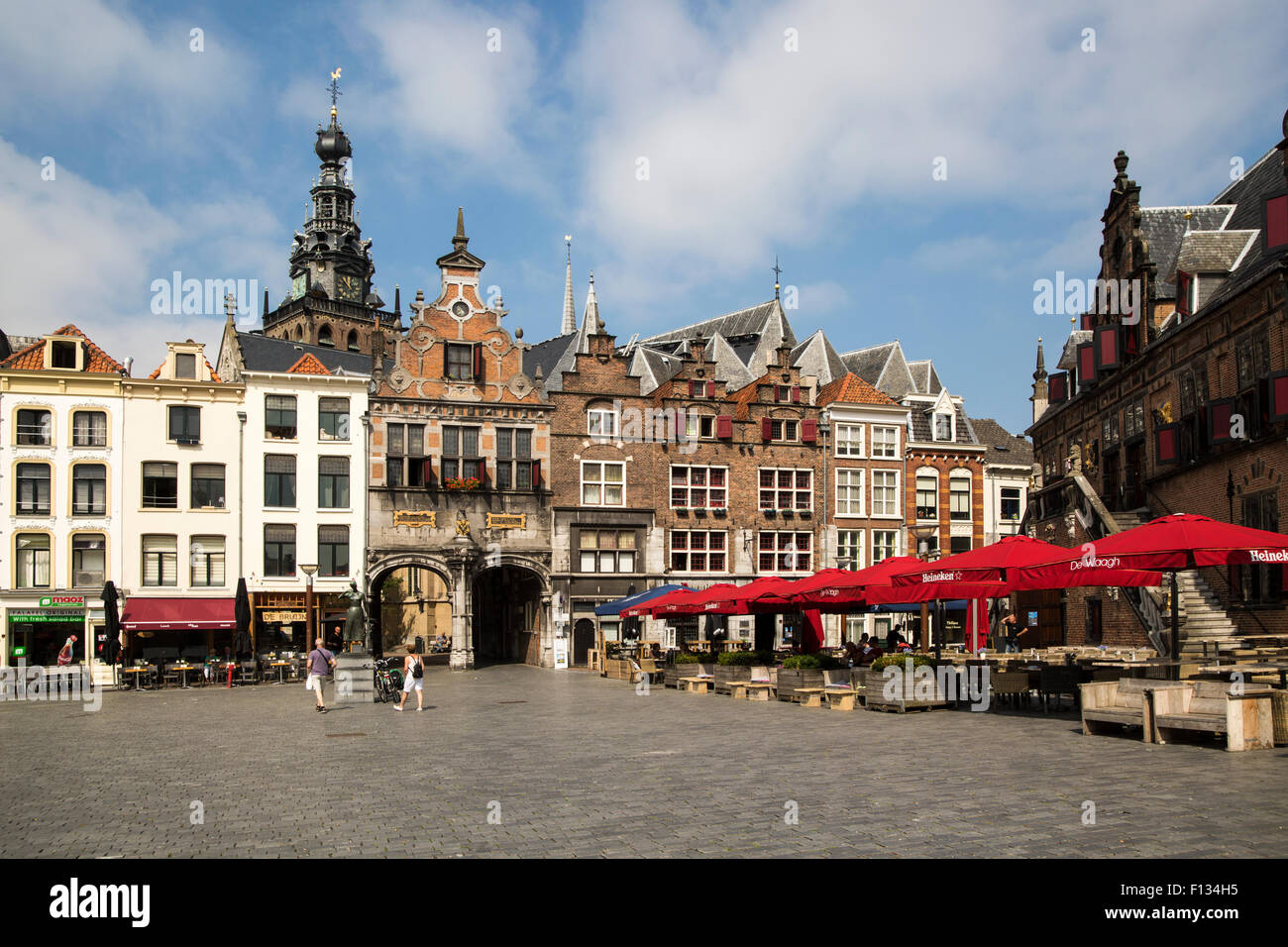 Los edificios históricos de la torre de la iglesia de San Esteban, Grote Markt, Nijmegen, Gelderland, Países Bajos Foto de stock