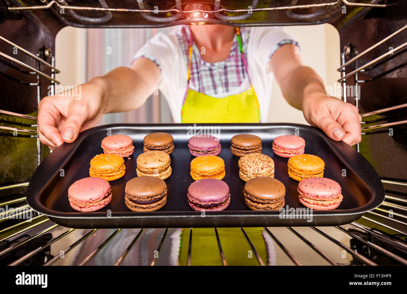 Macarons de cocción en el horno, vista desde el interior de la estufa. La  cocción en el horno Fotografía de stock - Alamy