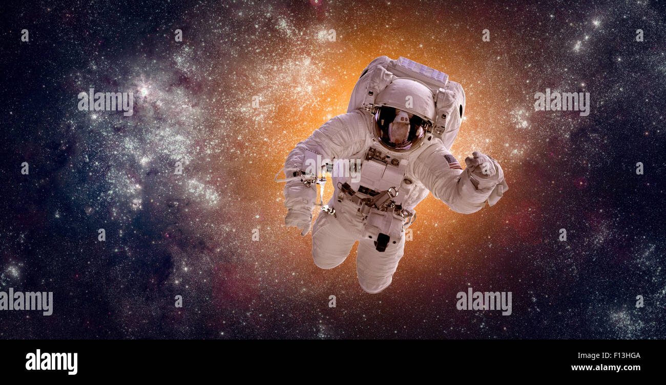 Astronauta en el espacio exterior contra el telón de fondo del planeta tierra. Los elementos de esta imagen proporcionada por la NASA. Foto de stock