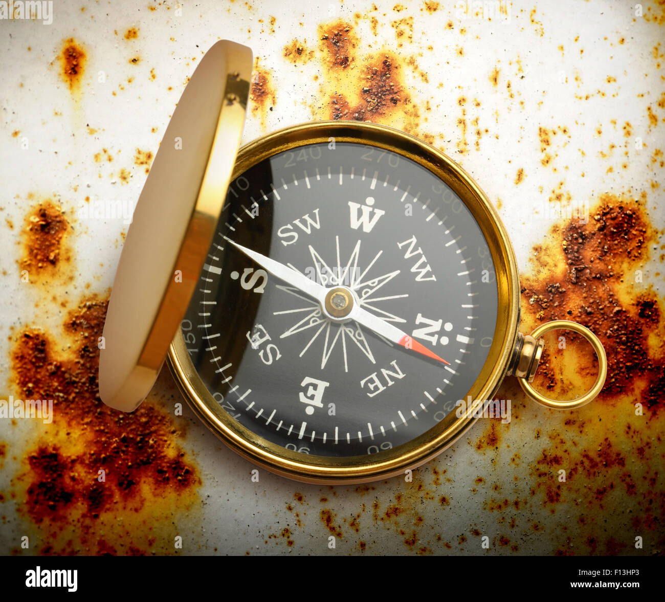 Vintage Golden Compass abrió en rusty antecedentes Foto de stock