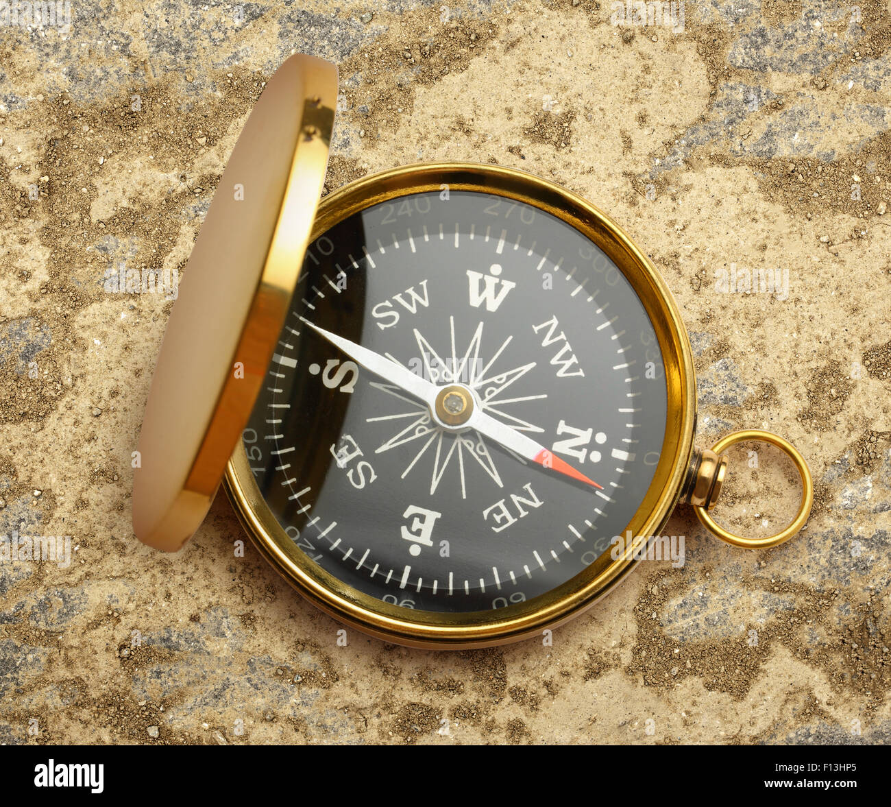 Vintage Golden Compass abrió en el suelo antecedentes Foto de stock