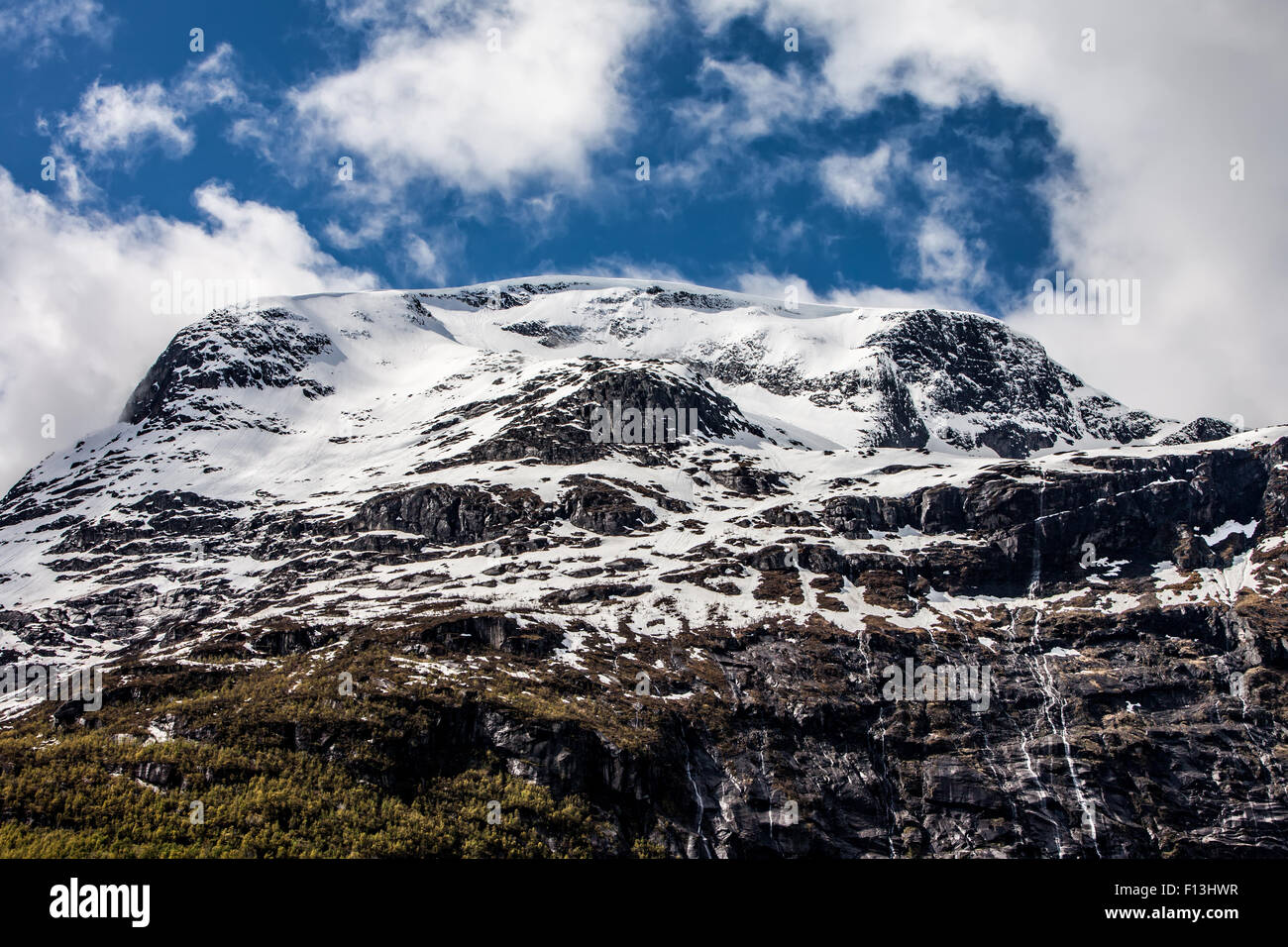 Montaña nevada. Hermosa naturaleza noruega. Foto de stock