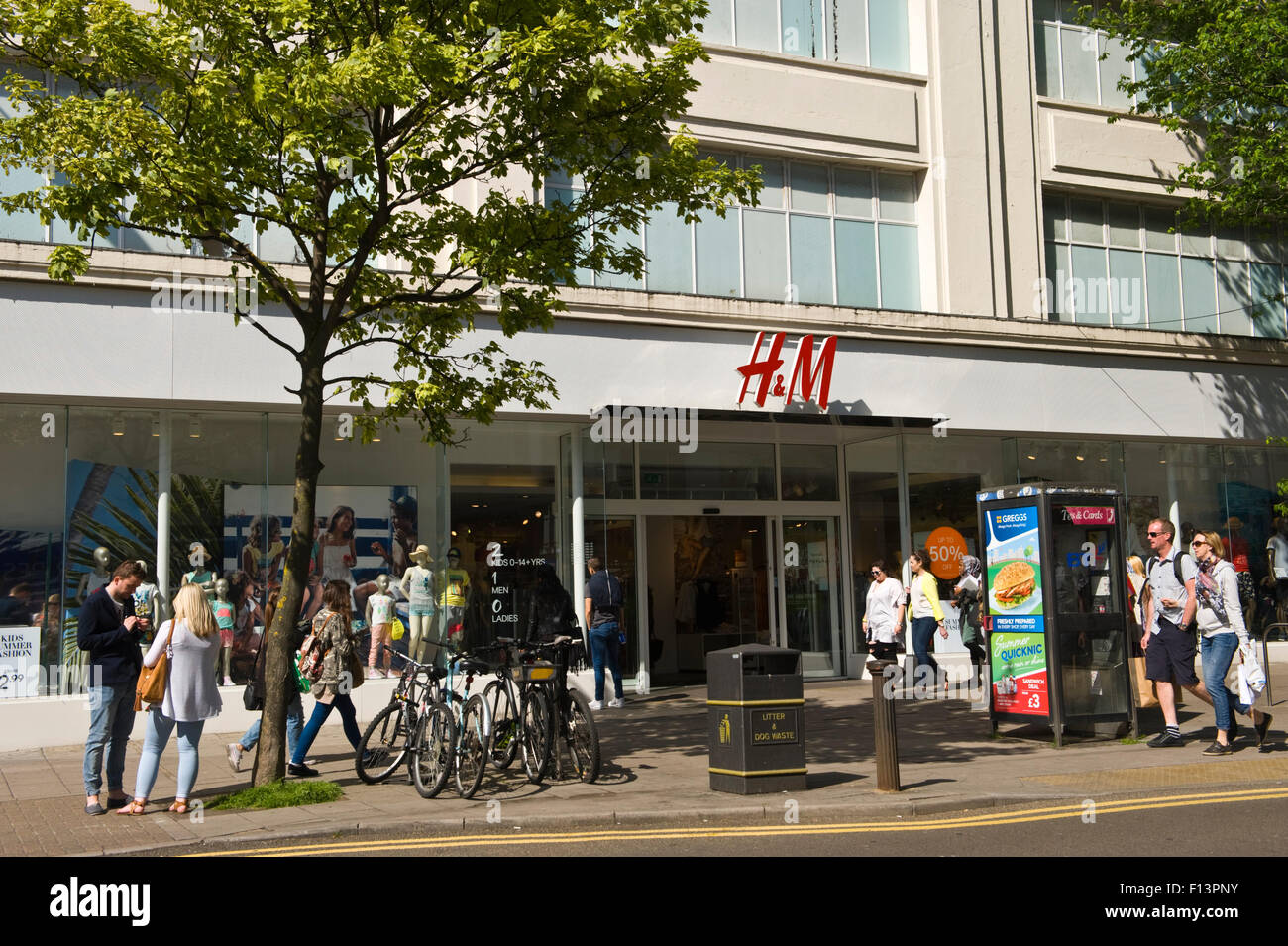 Exterior delantera de H&M tienda en High Street, en Brighton, East Sussex,  Inglaterra Fotografía de stock - Alamy