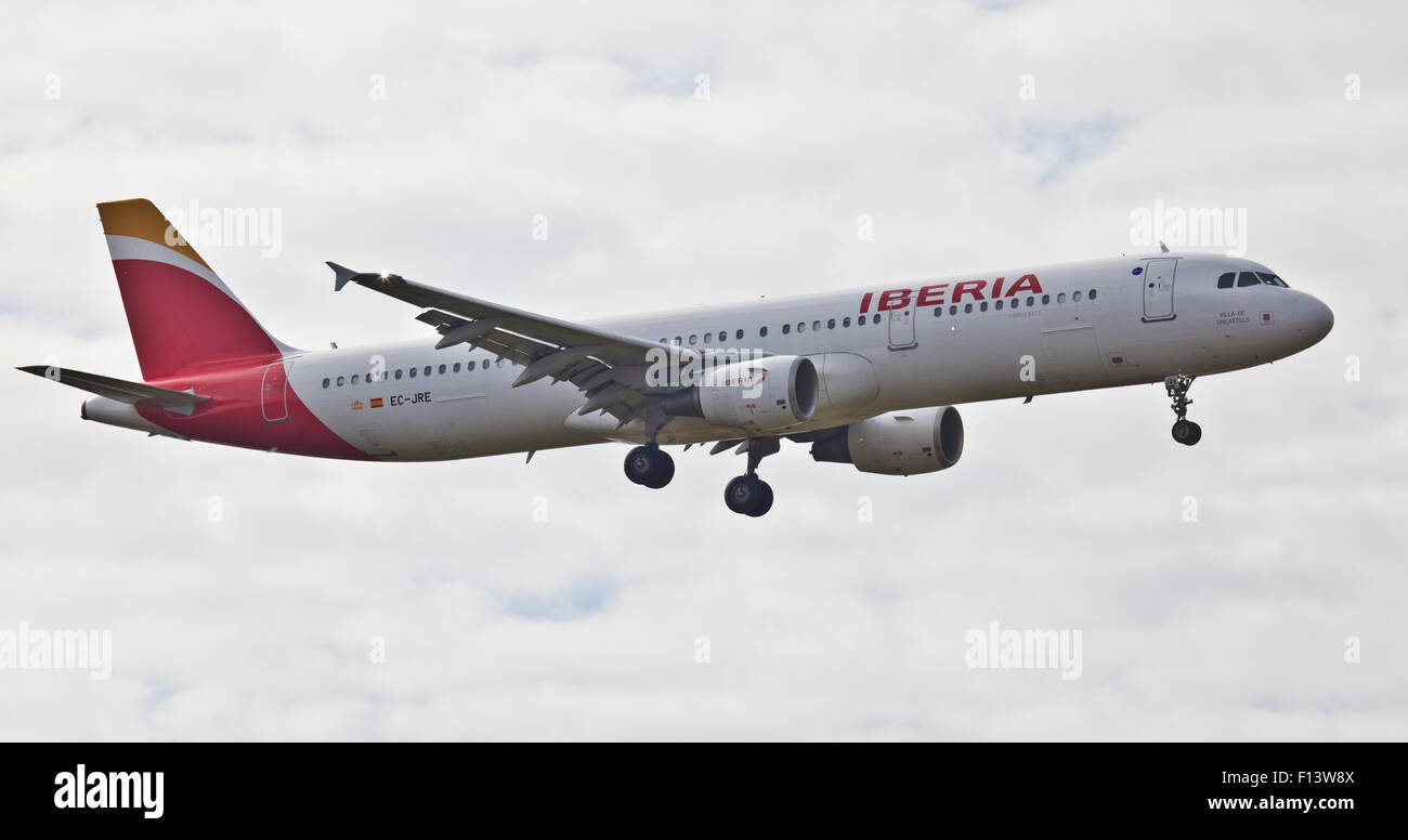 Iberia Airbus A321 EC-JRE entrada en tierra en el aeropuerto de Heathrow LHR Foto de stock