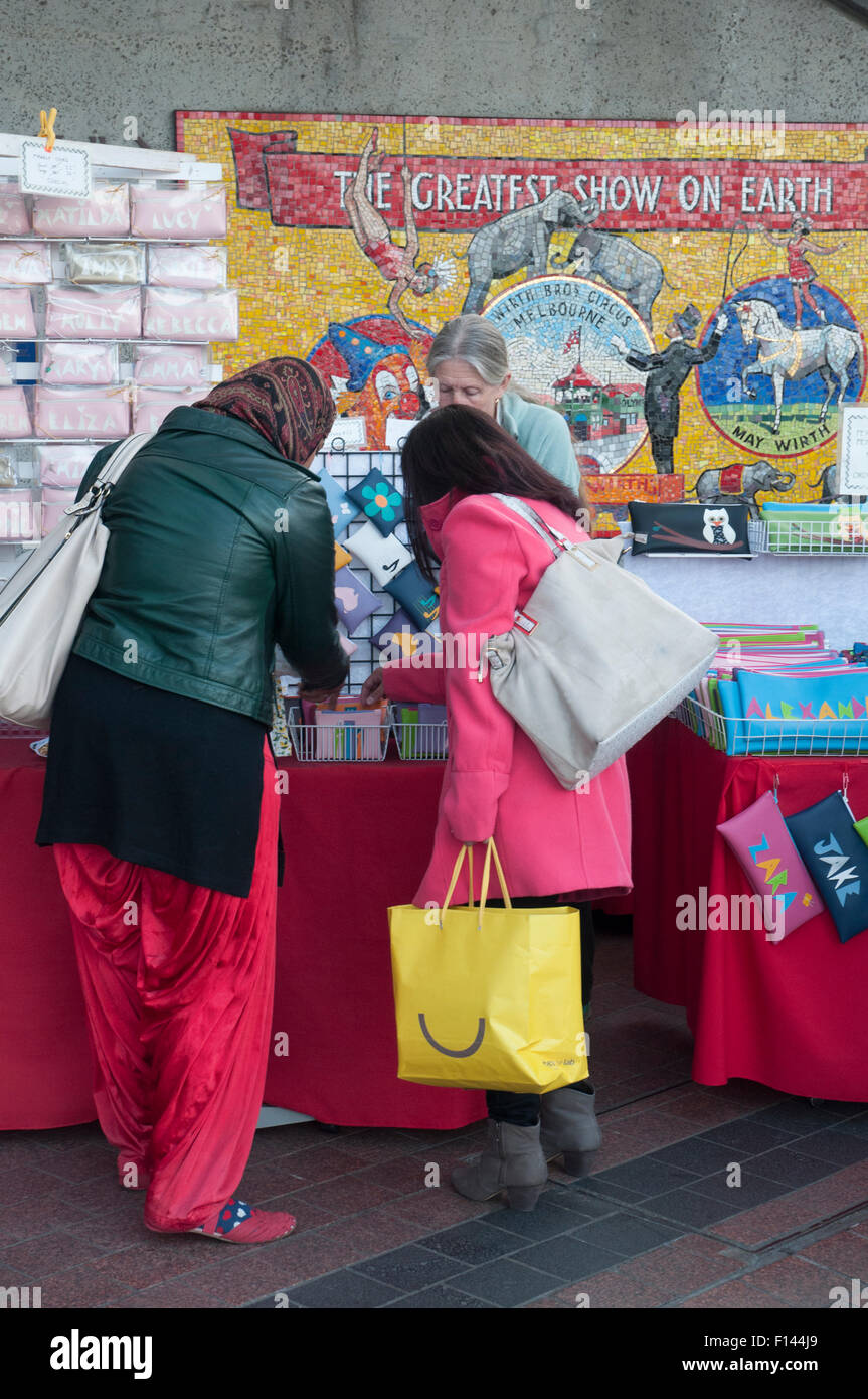 El mercado de los domingos en el complejo del Centro de las artes en St Kilda Road, Melbourne Foto de stock