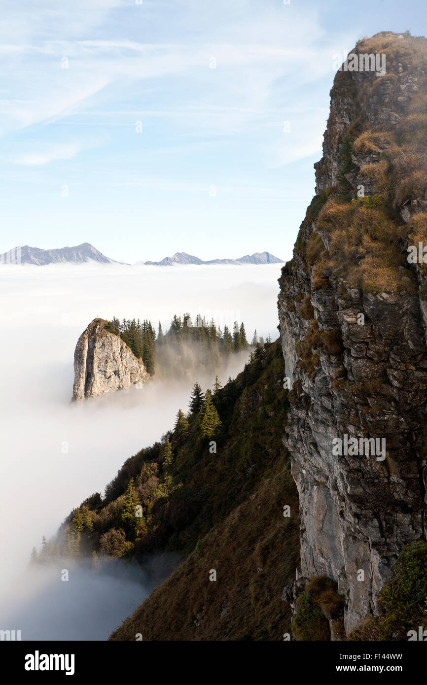 Vista al este desde cerca Oberberghorn (2069m) a lo largo de un escarpado acantilado que emergen de un mar de nubes, en el Oberland Bernés, la región alpina suiza. De octubre de 2013. Foto de stock