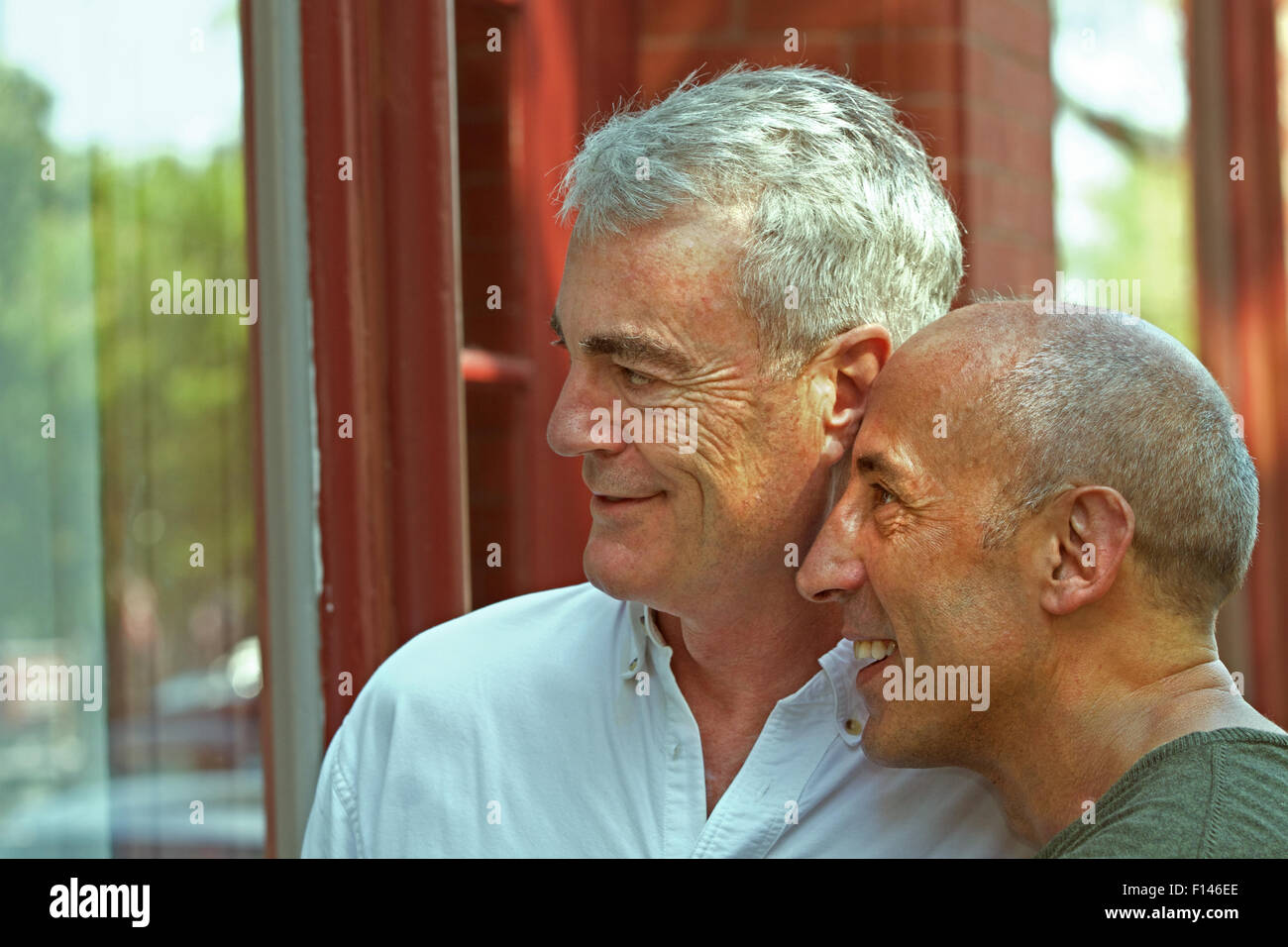 Senior masculino gay pareja de vacaciones, afecto y amor, de escaparates en la pequeña aldea de los Hamptons Foto de stock