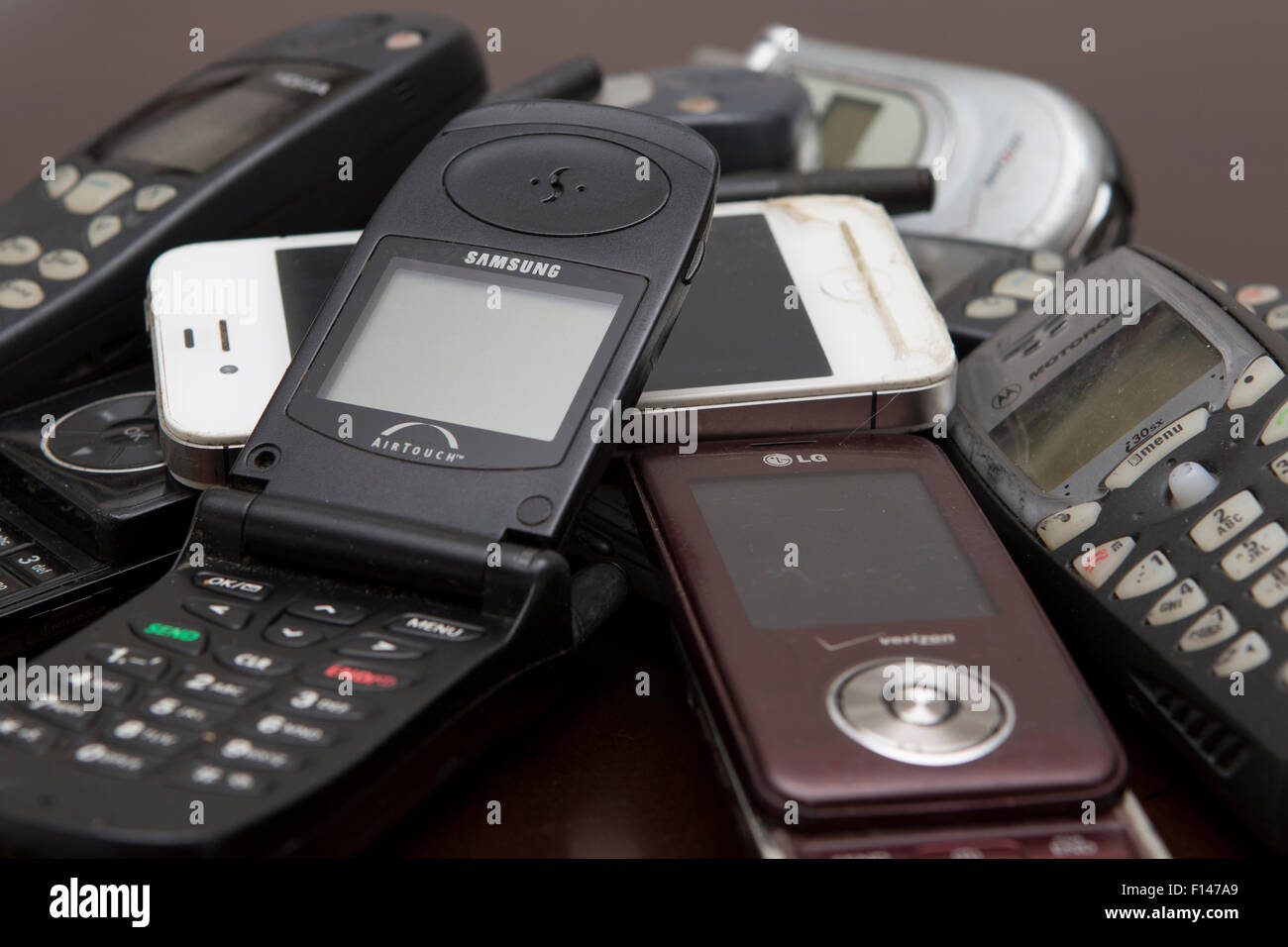 Telã©fonos celulares viejos fotografías e imágenes de alta resolución -  Alamy