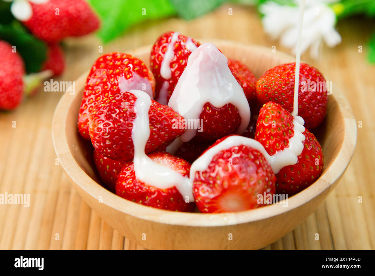 Fresas con leche condensada Fotografía de stock - Alamy