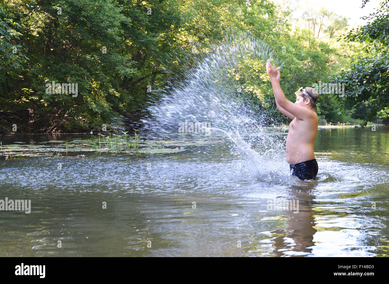 Muchacho adolescente nadar en el río en verano Foto de stock
