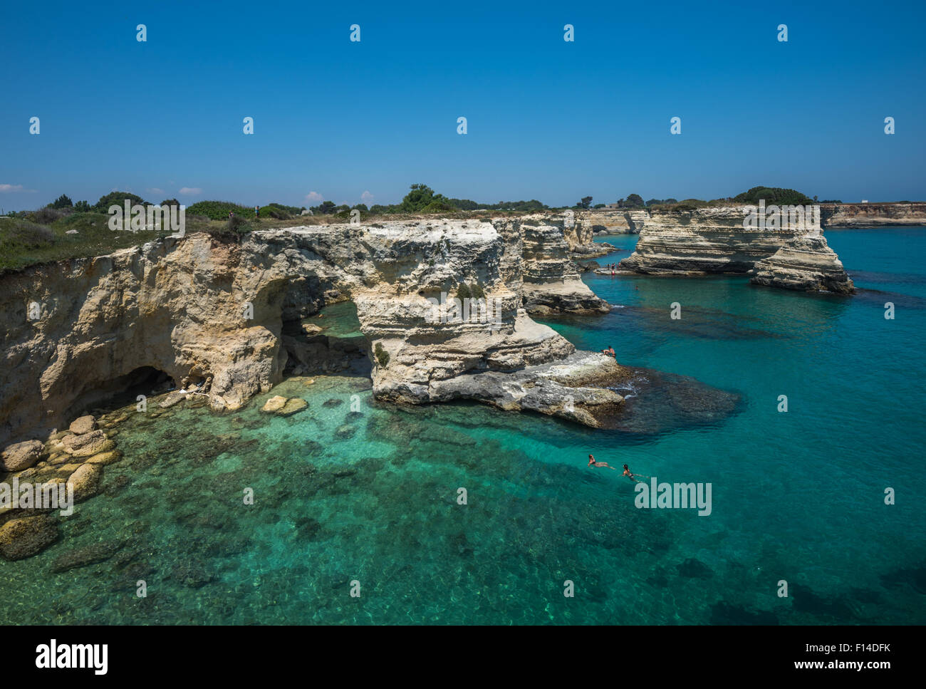 Playa rocosa en Puglia, Torre Sant'Andrea, Italia Foto de stock