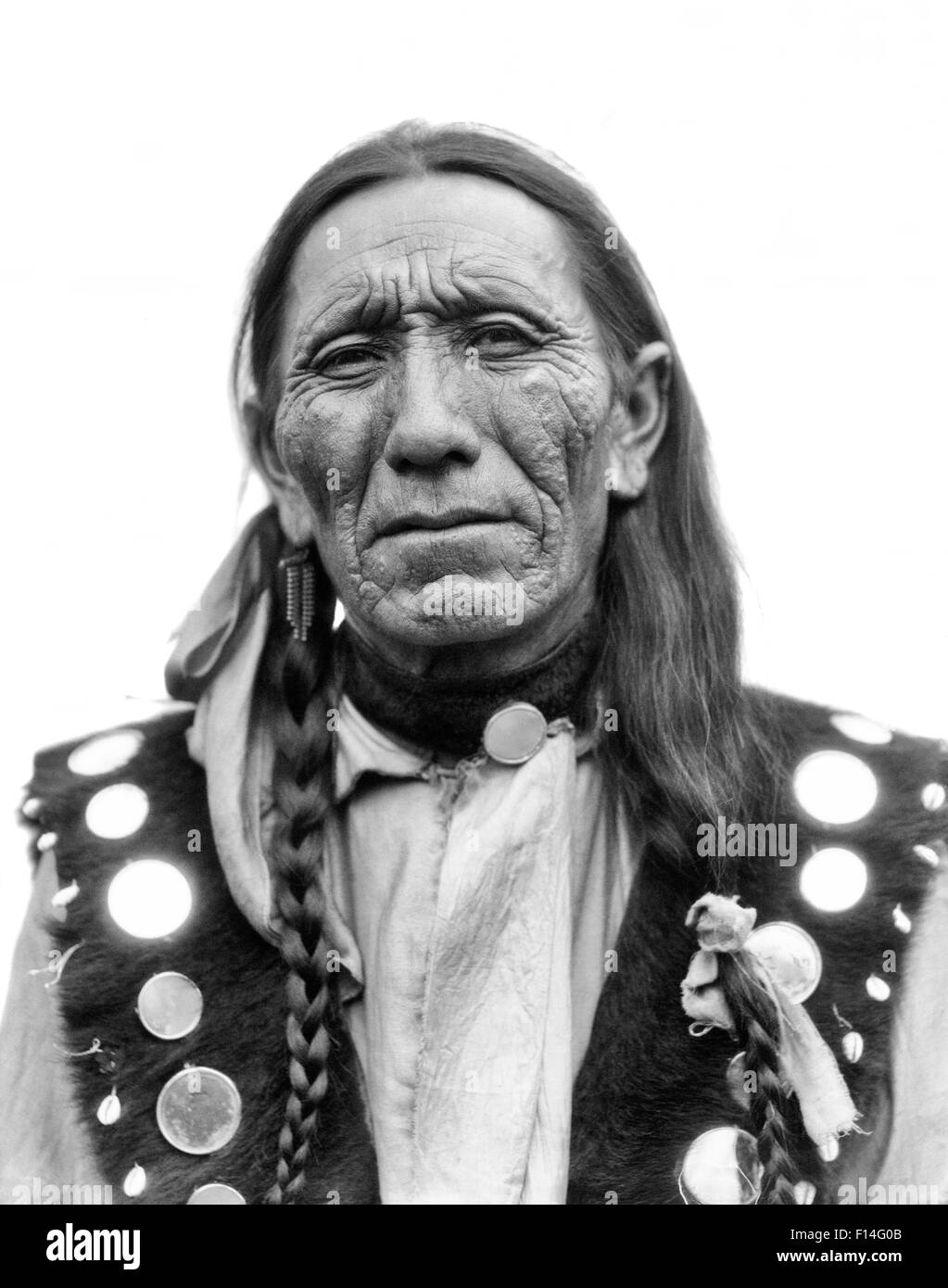 1920 Retrato hombre americano nativo tribu Cherokee mirando a la cámara Foto de stock