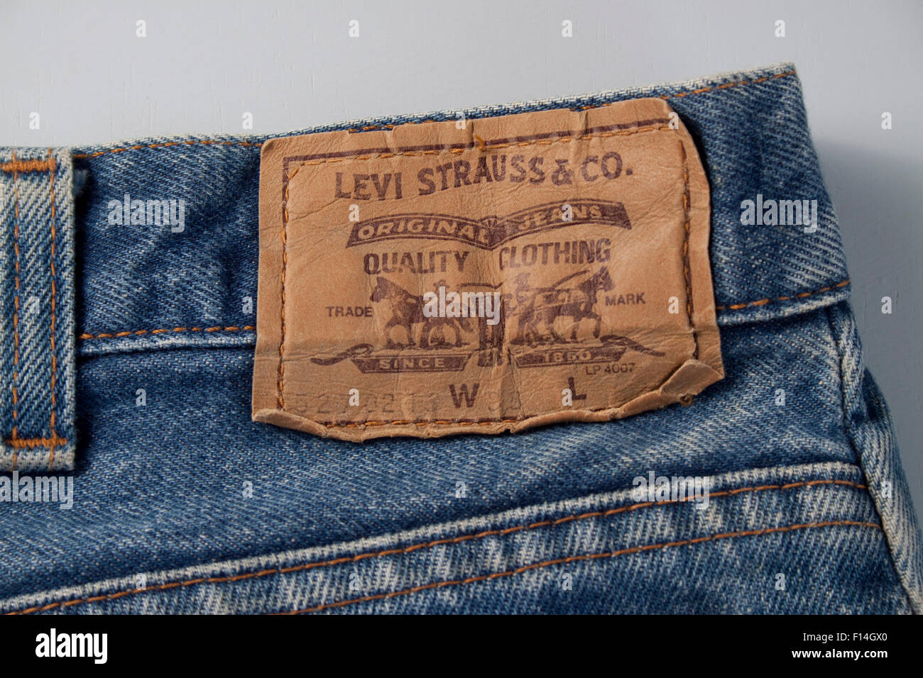 Detalle de la etiqueta sobre un par de pantalones vaqueros desgastados Levi  Fotografía de stock - Alamy