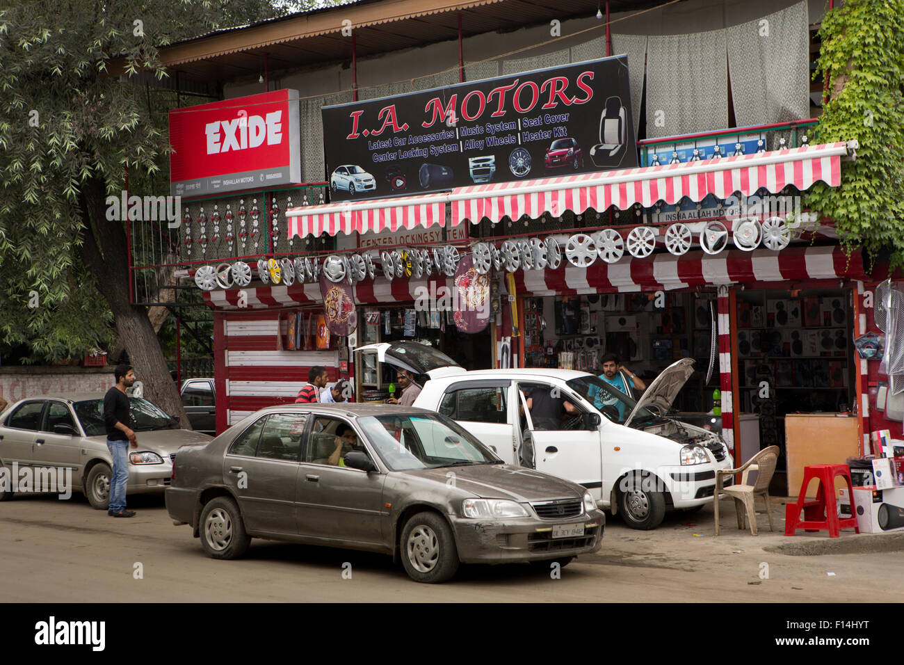 India, Jammu & Kashmir, Srinagar, Hazratbal, la propiedad de automóviles, partes de automóviles shop Foto de stock