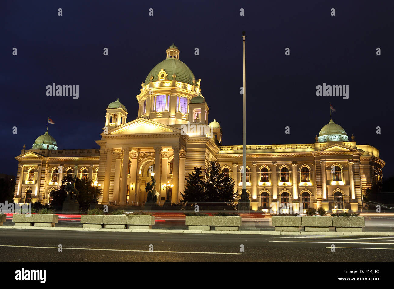 El edificio del Parlamento serbio en Belgrado, Serbia. El edificio está iluminado. Foto de stock
