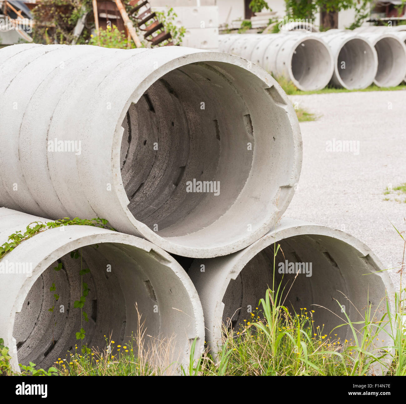 Depósito de hormigón prefabricado anillos para pozos y vertidos de aguas  Fotografía de stock - Alamy