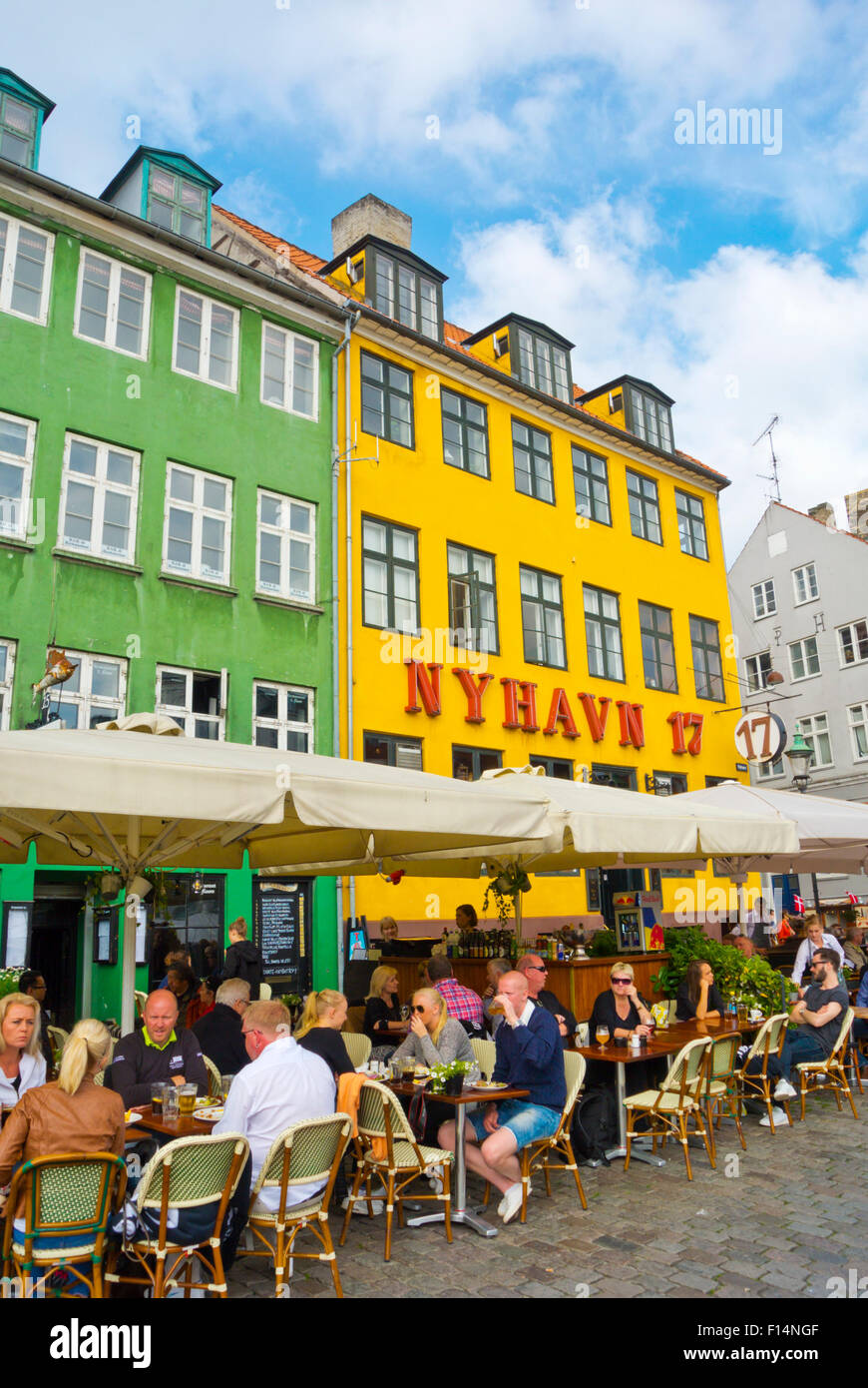 Terrazas, restaurante, puerto histórico de Nyhavn, Copenhague, Dinamarca Foto de stock