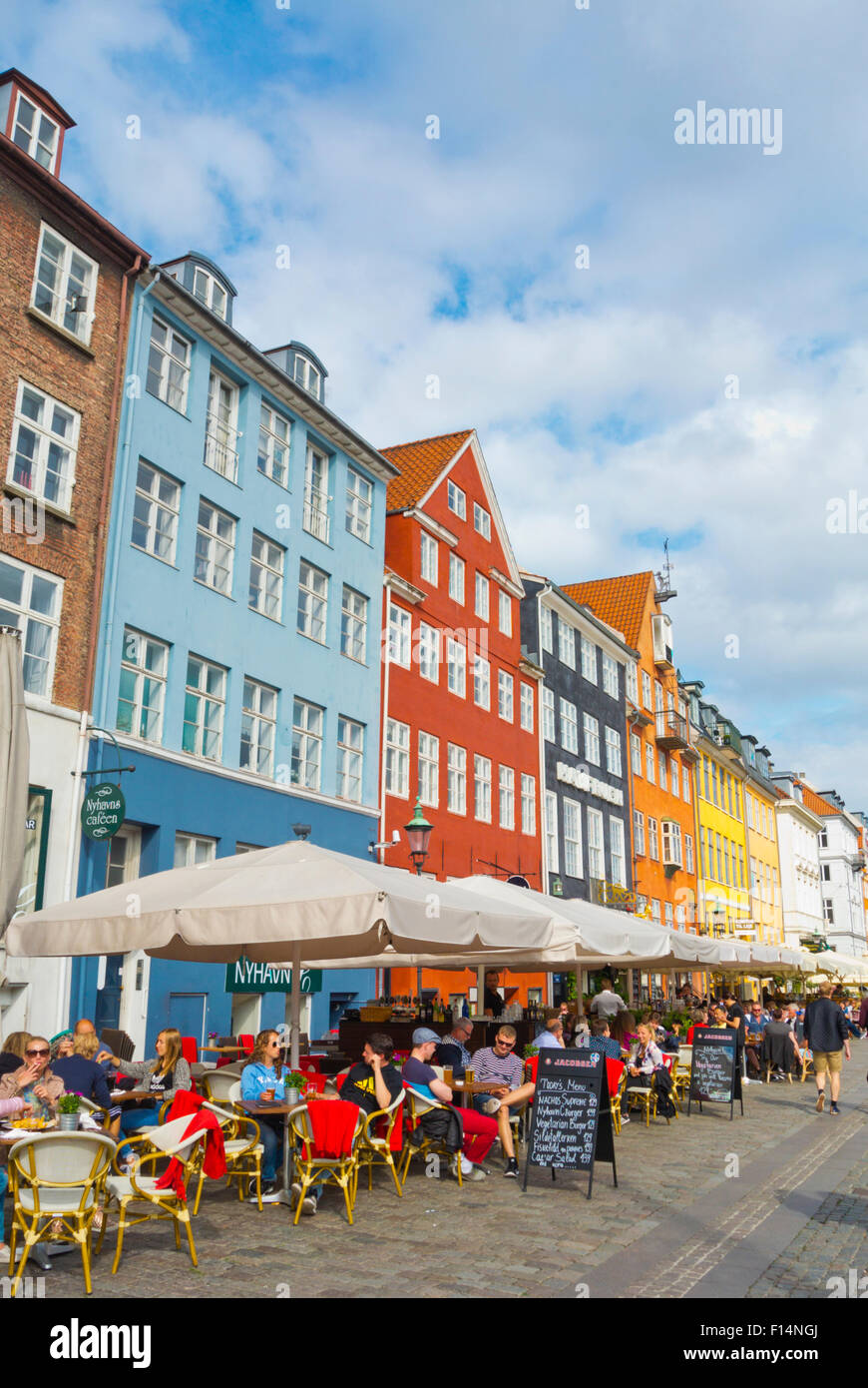 Terrazas, restaurante, puerto histórico de Nyhavn, Copenhague, Dinamarca Foto de stock