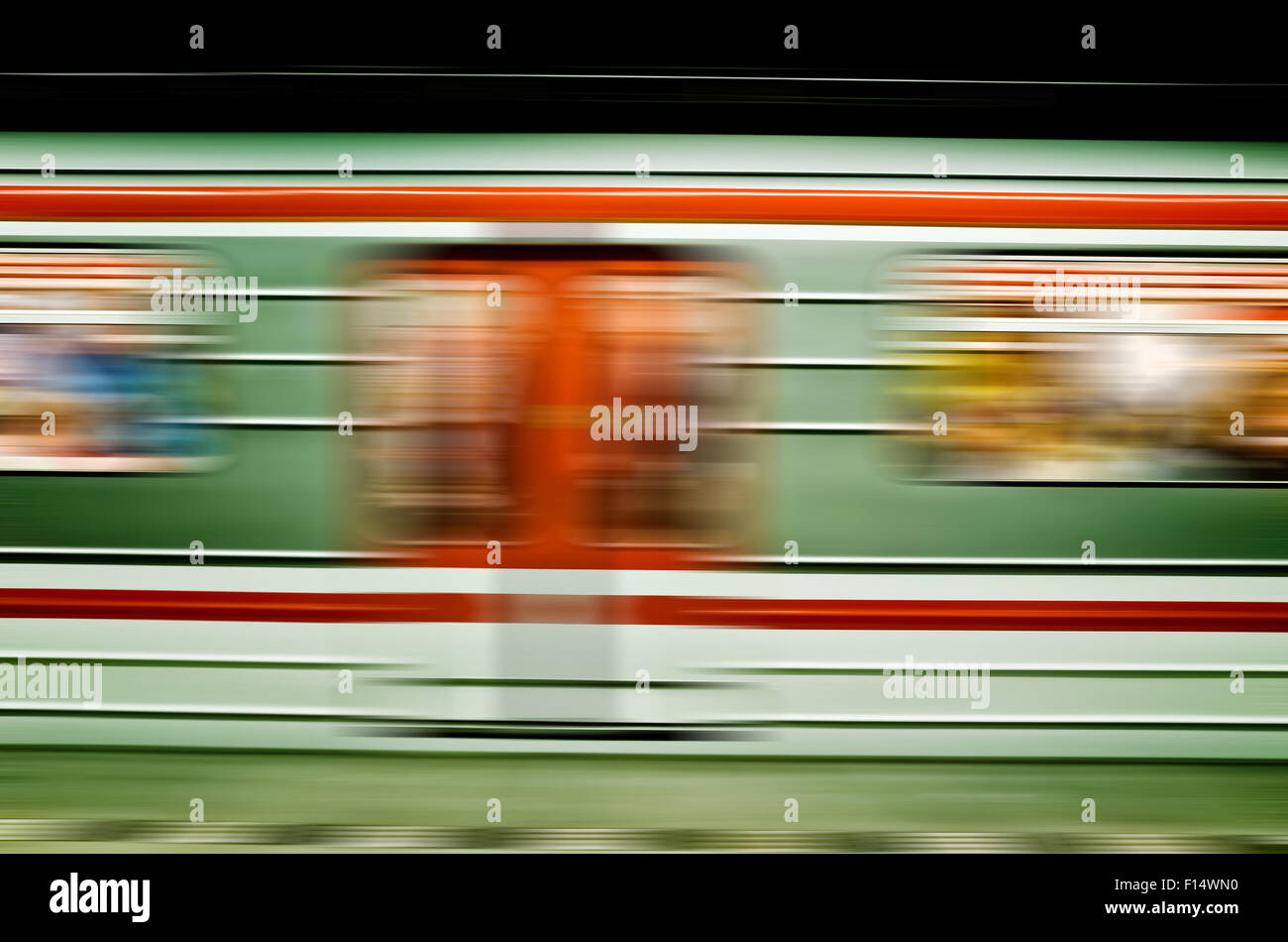 Metro tren en movimiento, borrosa Foto de stock