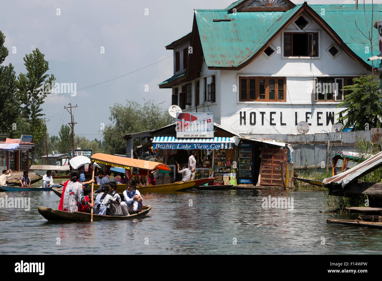 India, Jammu & Kashmir, Srinagar, Dal Lago, el hotel cuenta con conexión a sotavento VS Naipaul, ahora el puesto de policía Foto de stock
