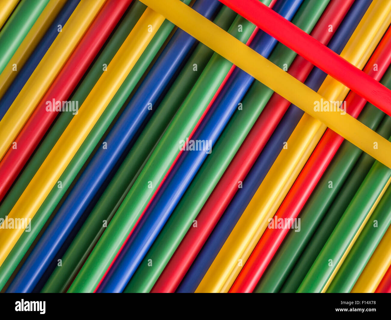 Montón de pajas en amarillo, rojo, verde y azul Foto de stock