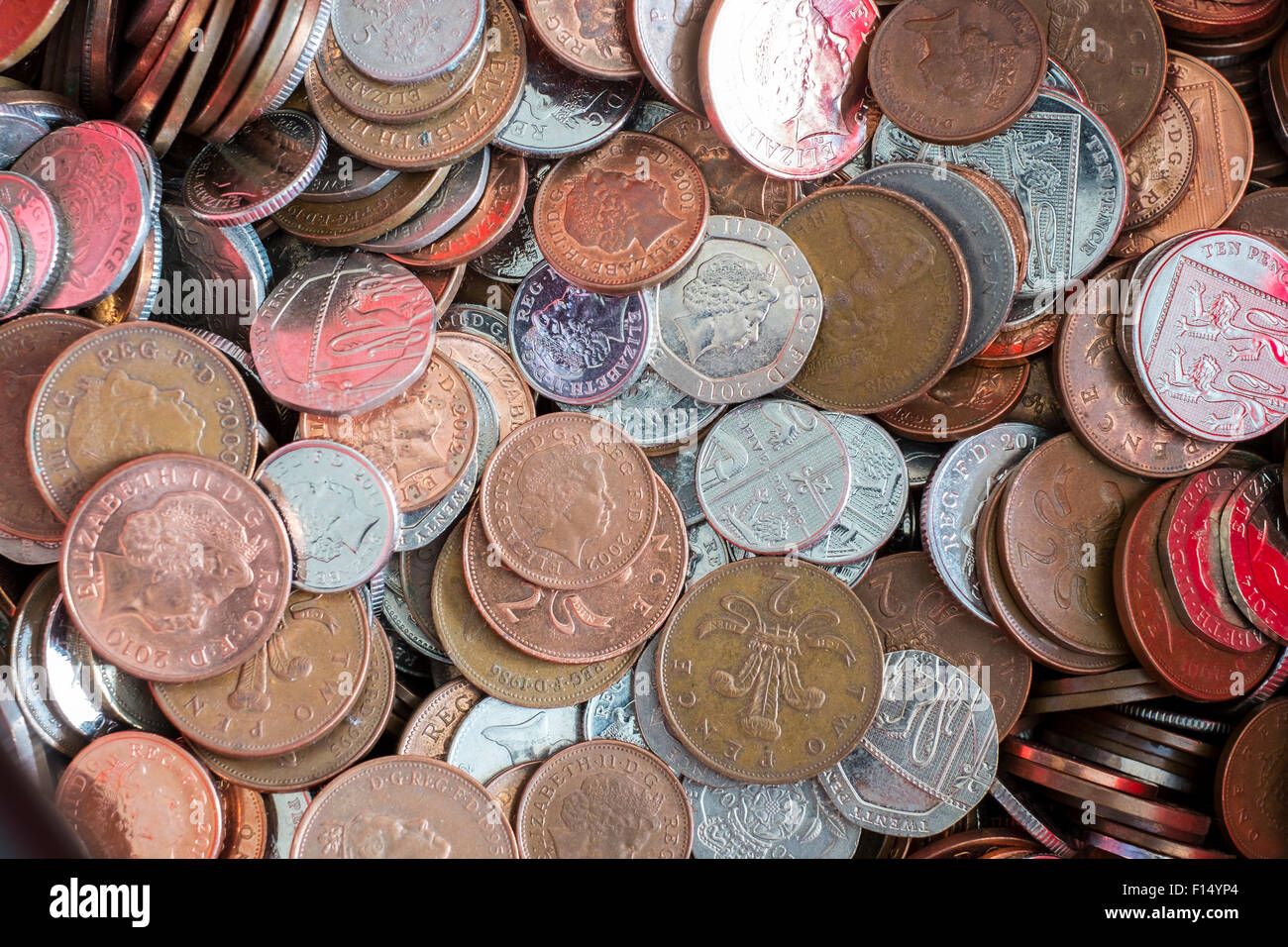 Colección de monedas en inglés. Sterling dinero en efectivo en monedas distintas denominaciones desde arriba. Inglaterra Gran Bretaña Foto de stock