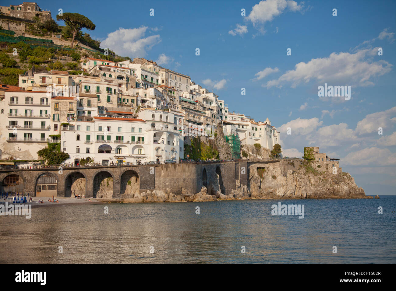 Italia, en la costa de Amalfi, ciudad italiana en la costa Foto de stock