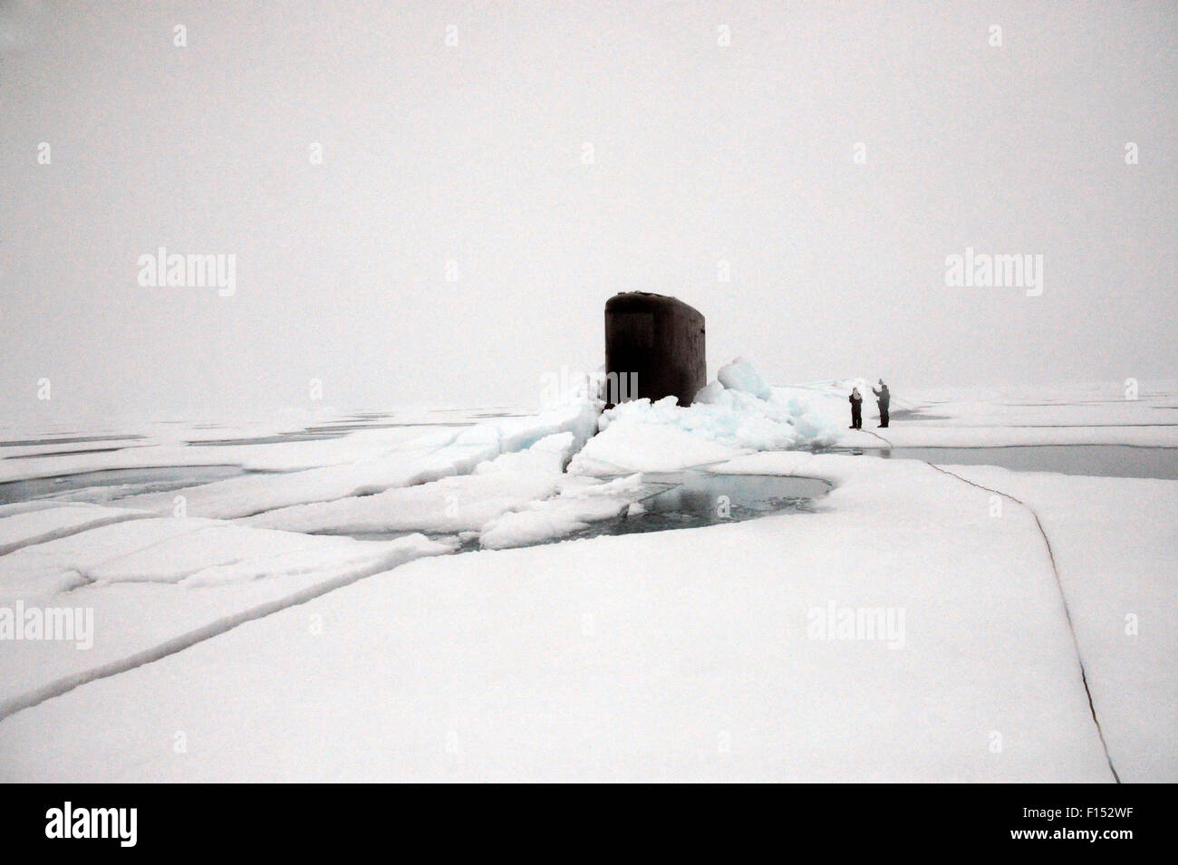 US Navy submarino nuclear de ataque rápido USS Seawolf superficies mediante el hielo del Ártico en el Polo Norte el 1 de agosto de 2015. Foto de stock