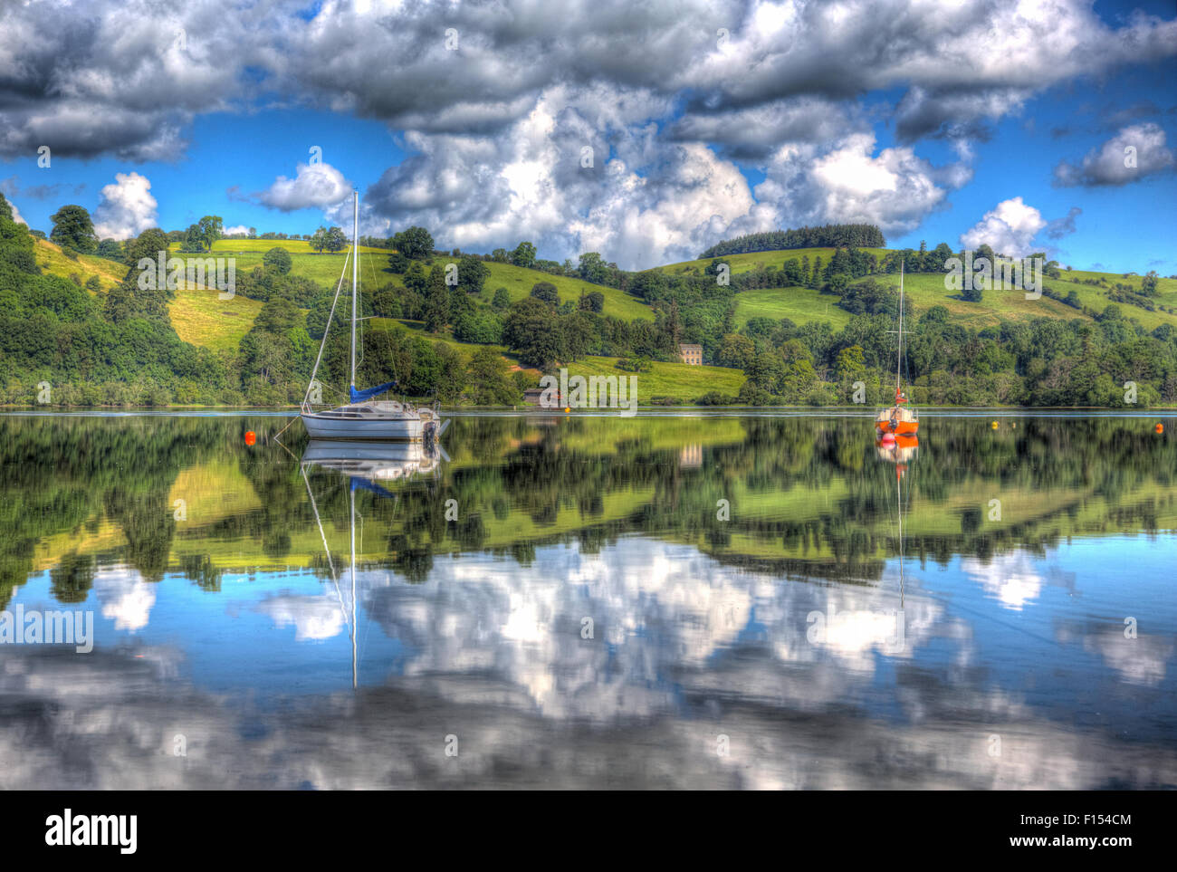 País pacífico escena del Lake District Inglaterra en Ullswater con botes y cielo azul en el hermoso día de verano en HDR Foto de stock