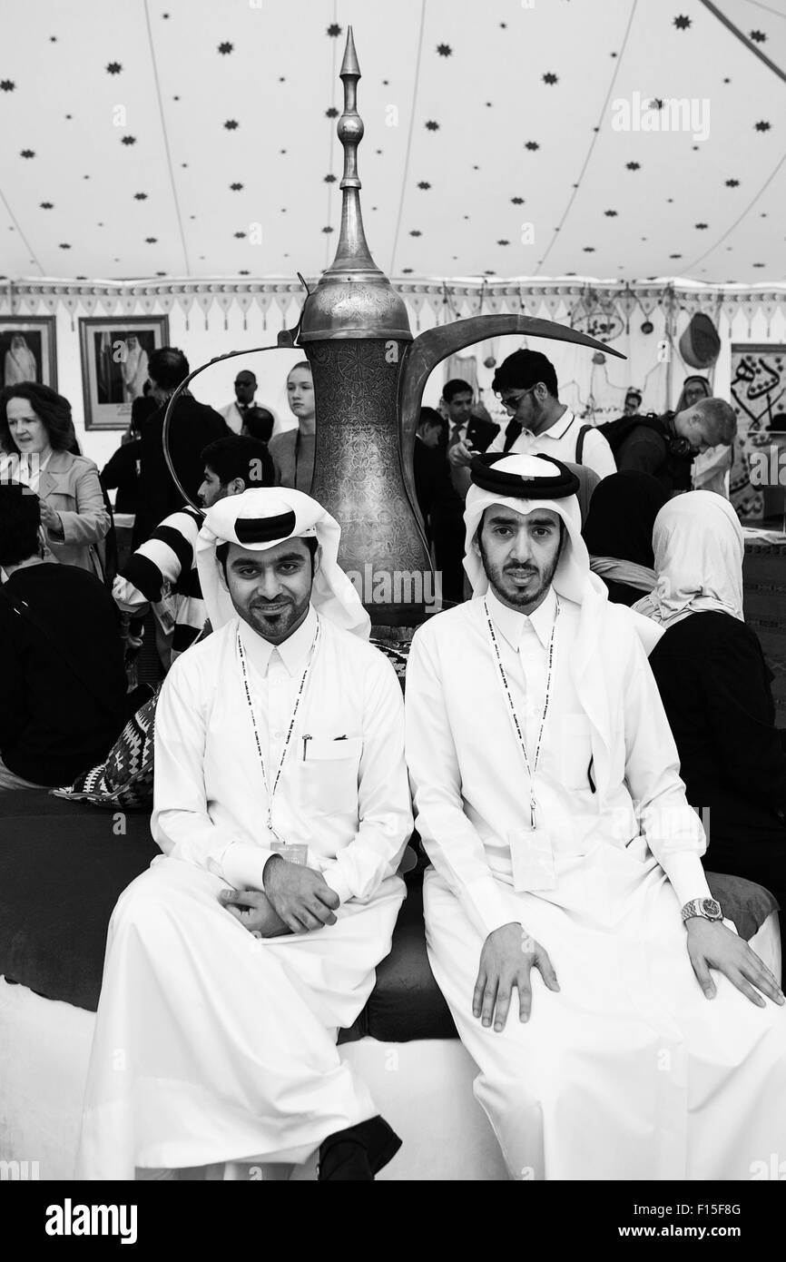 La embajada de Qatar muestra la cultura de Oriente Medio en el festival EID, en Trafalgar Square, Londres, Reino Unido. Cafetera árabe masculina. Oriente Medio. Foto de stock
