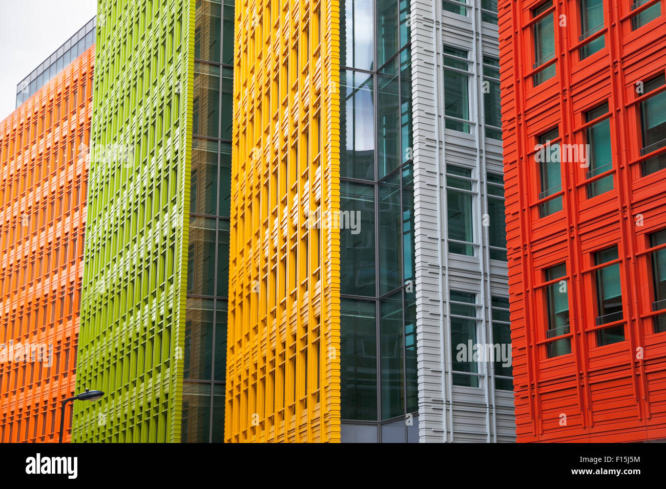 Edificio moderno de coloridas fachadas (Central Saint Giles, Londres, Reino Unido) Foto de stock