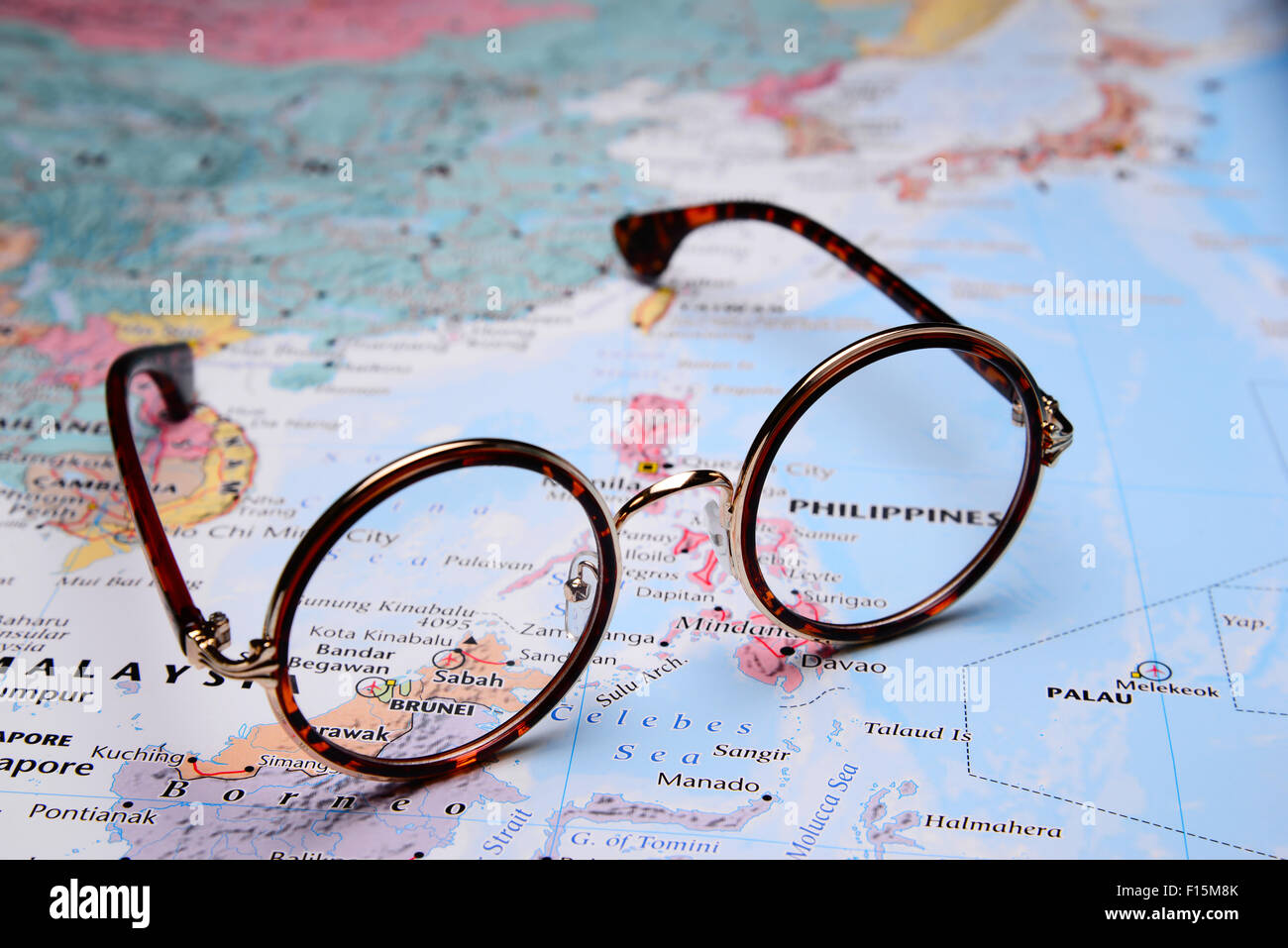 Gafas en un mapa de Asia -Brunei Foto de stock