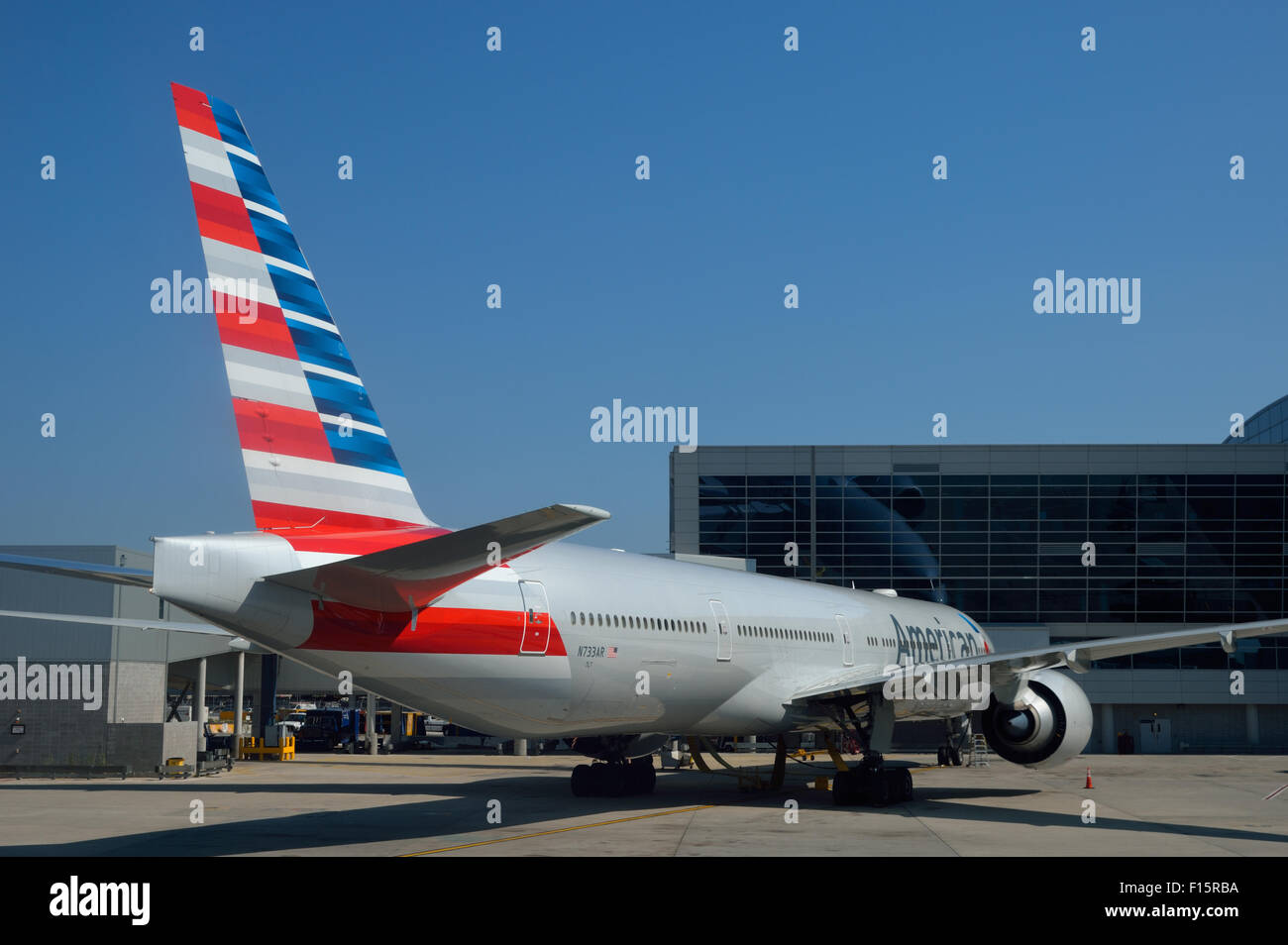 American Airlines Boeing 777 estacionado en la puerta, el aeropuerto JFK, Nueva York, NY Foto de stock
