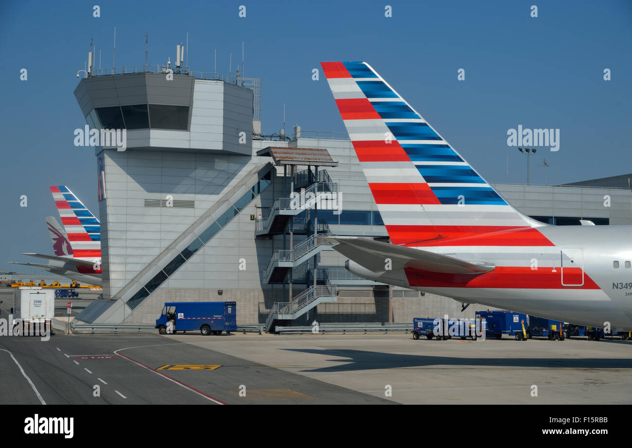 Aviones de American Airlines estacionados en las puertas del aeropuerto JFK, Nueva York Foto de stock