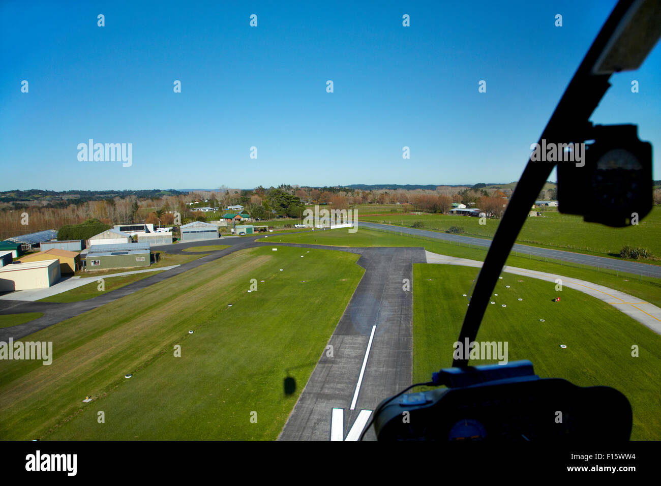 Pista del aeródromo de North Shore (aka lácteos aeródromo plana), visto desde el helicóptero Robinson R22, lácteos planas, Auckland, Nueva Zelanda Foto de stock