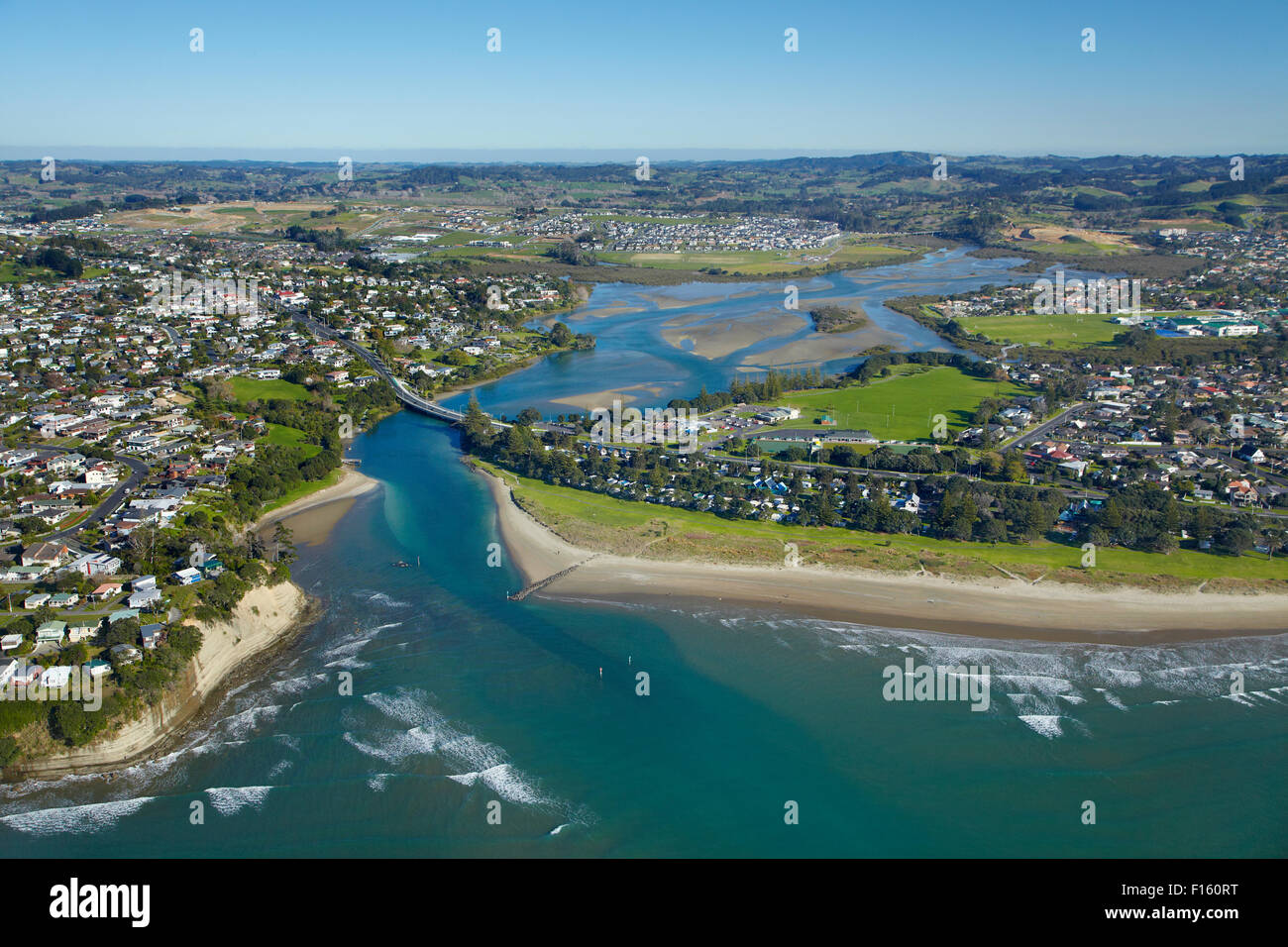 La playa roja, Orewa River y Orewa, Hibiscus, costa norte de Auckland, North Island, Nueva Zelanda - antena Foto de stock
