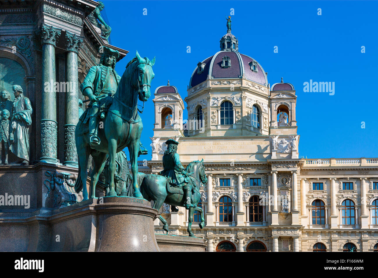 Austria, Viena, vista del Museo de Historia Natural, el jardín y el monumento de Maria Teresa Foto de stock