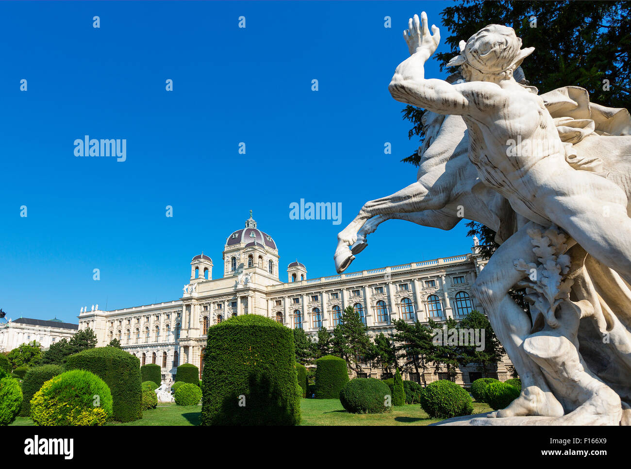 Austria, Viena, vista del Museo de Historia Natural, el jardín Foto de stock