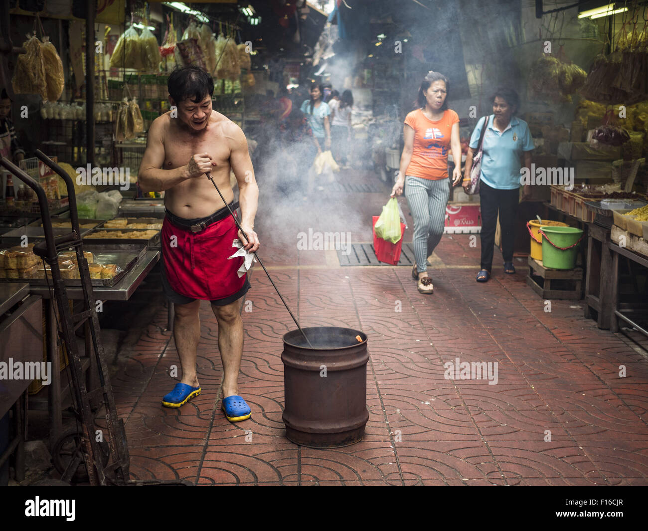 Bangkok, Bangkok, Tailandia. 28 Aug, 2015. Un hombre quema ropa de papel y  ''fantasma'' de dinero para sus antepasados, ahora fantasmas, en Hungry  Ghost del día en Bangkok Chinatown. Los budistas mahayana