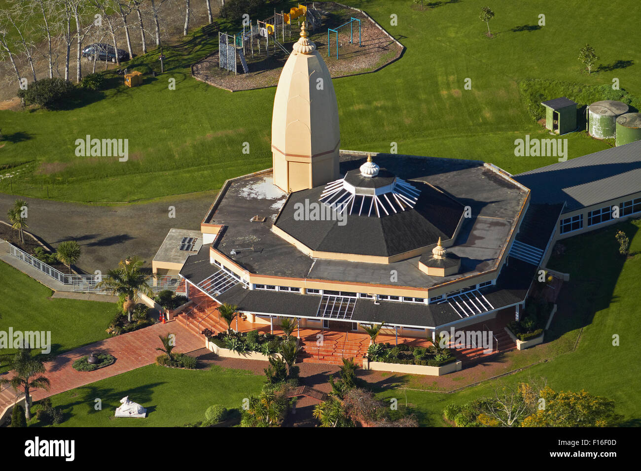 Radha Giridhari templo Hare Krishna (ISKCON), Riverhead, Auckland, Isla del Norte, Nueva Zelanda - antena Foto de stock